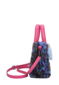 Nepbont handtas met blauw en bruin luipaardprint, roze synthetische leren handvatten en schouderband, met een klein blauw accentdetail.