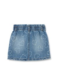 Falda de mezclilla, azul claro, con cintura elástica. Presenta un patrón de corazones, dobladillo deshilachado y diseño estructurado. Ajuste casual y cómodo.