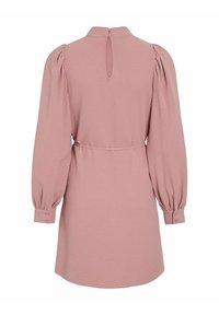 Robe rose à manches longues avec épaules bouffantes, poignets boutonnés, taille ceinturée, et ouverture en trou de serrure au dos avec fermeture par bouton.