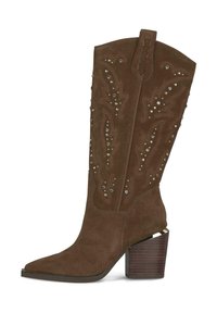 Brązowy zamszowy kowbojski but z ostrym noskiem, dekoracyjnym przeszyciem, zdobieniami w postaci ćwieków oraz tłoczoną blokowaną podeszwą z metalicznym akcentem.