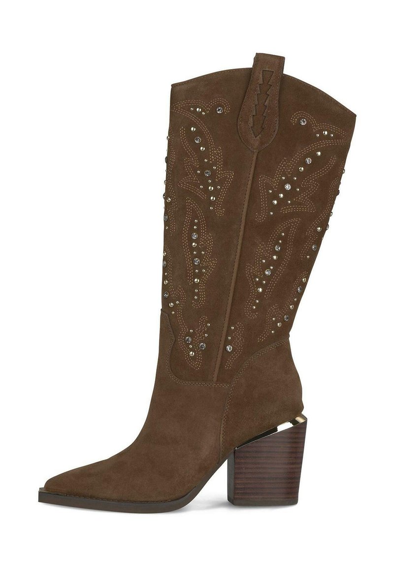 Brązowy zamszowy kowbojski but z ostrym noskiem, dekoracyjnym przeszyciem, zdobieniami w postaci ćwieków oraz tłoczoną blokowaną podeszwą z metalicznym akcentem.