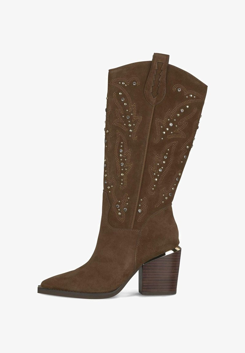 Brązowy zamszowy kowbojski but z ostrym noskiem, dekoracyjnym przeszyciem, zdobieniami w postaci ćwieków oraz tłoczoną blokowaną podeszwą z metalicznym akcentem.