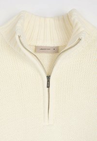 Sweter w kolorze kremowym z prążkowanym kołnierzem i zapięciem na pół zamka, z teksturowanym splotem i metką z logotypem wewnątrz.
