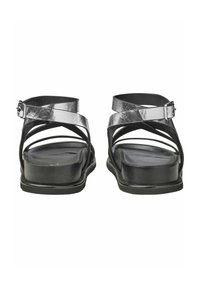 Černé sandály s kovovými stříbrnými křížovými popruhy a přezkou, s plochou podrážkou a hladkým povrchem. Jednoduchý, moderní design.