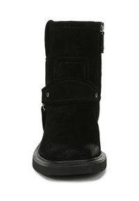 Stivali ankle in suede nero con suola piatta in gomma, cerniera laterale e cinturino decorativo con dettagli metallici. La finitura texturizzata arricchisce il design.