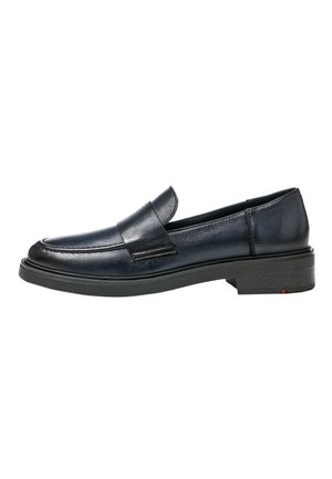 Mocassin en cuir noir sans lacets avec petit talon carré et surpiqûres mocassin, vue latérale sur fond blanc.