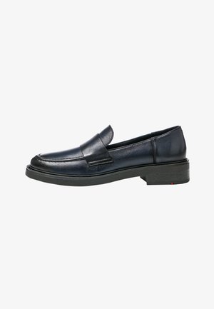 Mocassin en cuir noir sans lacets avec petit talon carré et surpiqûres mocassin, vue latérale sur fond blanc.
