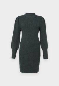 Abito in maglia a coste di colore verde scuro, con scollatura alta, maniche lunghe a sbuffo e una silhouette aderente, che termina sopra il ginocchio.