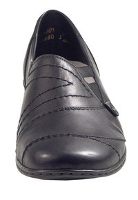 Zwarte leren schoen met gestikte diagonale lijnen, ronde neus, elastische zijpanelen en een decoratieve knoopaccent op de bovenkant.