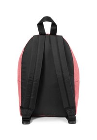 Mochila negra y rosa, con correas negras acolchadas, un asa en la parte superior y una textura de tela suave con un patrón sutil en la sección rosa.