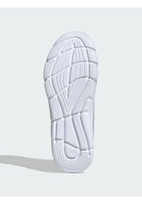 Biela atletická podrážka obuvi s textúrovanými vzormi, drážkami pre trakciu a hladkou prednou časťou. Branding viditeľný na päte.