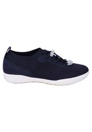 Marineblaue Sportschuhe mit einem Obermaterial aus Mesh, elastischem Schnürsystem und gepolsterter weißer Sohle. Verfügt über ein strukturiertes Design und weichen Stoff.