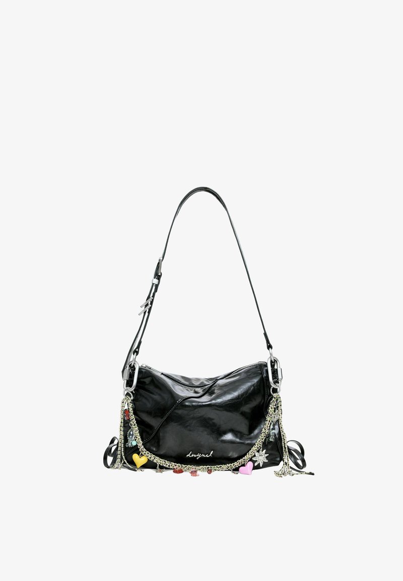 Sac bandoulière en cuir verni noir à la forme courbée, avec des accents de chaîne argentée et des breloques colorées en forme de cœur attachées, doté d'une fermeture éclair.