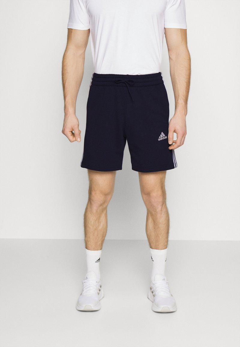 Jūras spēku sporta šorti ar regulējamu jostu, ar baltām sānu svītrām un izšuvumu Adidas logotipu apakšējā kājas daļā.