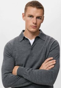 Polo shirt gri închis, cu guler și două butoane, fabricat din material moale. Design ajustat cu mâneci lungi și mansete ribbate.