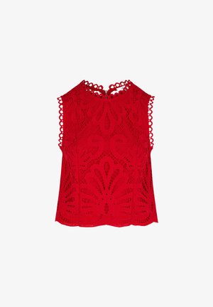 Top rosso senza maniche in pizzo con collo alto, motivi traforati floreali e geometrici, e bordi smerlati.