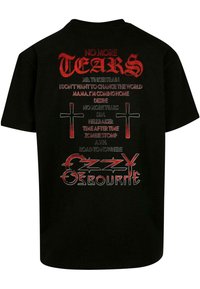 Sort bomulds t-shirt med fed, rød og hvid tekst og grafik. Inkluderer bandnavn og sangtitler, samt dekorative kors.