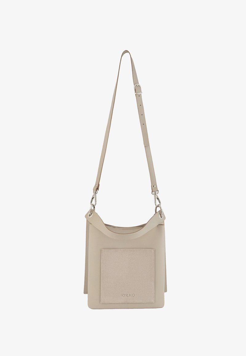 Sac à bandoulière en cuir beige avec une finition lisse, doté d'une poche avant, d'une sangle réglable et de détails métalliques argentés.