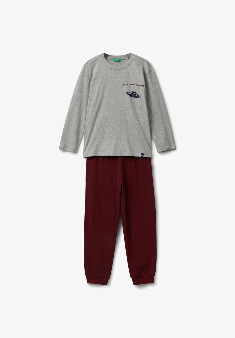 Camisa gris de manga larga con cuello redondo y estampado gráfico, combinada con pantalones granate de cintura elástica. Material de algodón suave, ajuste casual.