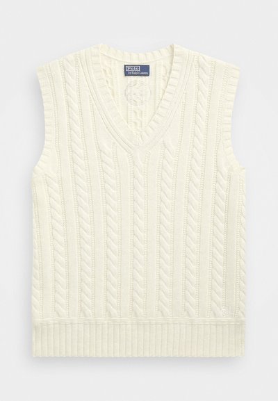 Warstwowy sweter bez rękawów splatany w warkocze w kolorze off-white. Posiada dekolt w serek, ściągacz na dole i teksturowany wzór na całej powierzchni.