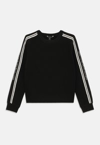 Maglione nero a maglia con strisce bianche sulle spalle e sulle maniche, con dettagli testuali sulla manica sinistra. Collo a giro, polsini e bordo a costine.