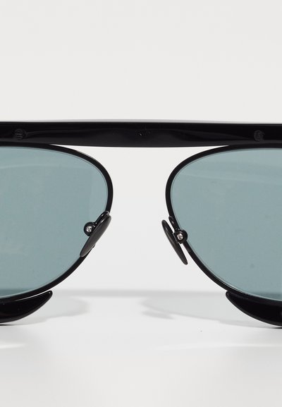 Ochelari de soare negri cu lentile colorate, expuși frontal, având brățări din metal și un design elegant pe un fundal alb simplu.