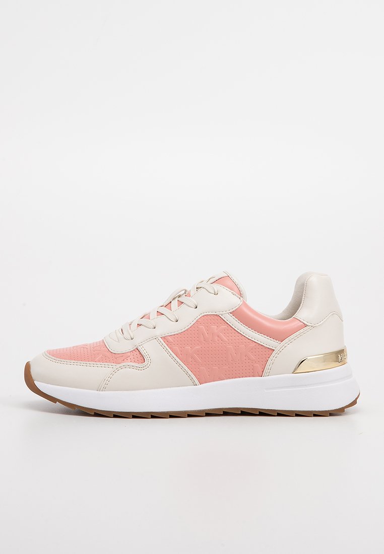 Baskets avec une tige synthétique rose et beige, présentant un design texturé, une semelle intercalaire blanche et un accent doré sur le talon. Semelle extérieure en caoutchouc.
