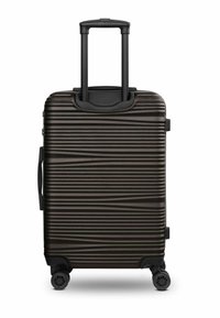 Valise rigide marron foncé avec des rayures horizontales texturées, poignée télescopique, deux poignées latérales et quatre roues pivotantes.
