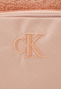 Calvin Klein Jeans TEDDY MEDIUM BACKPACK UNISEX - Zaino - pink sand