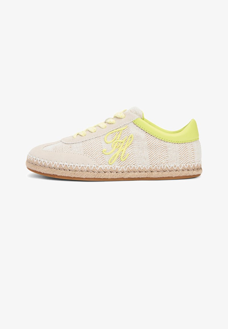 Baskets décontractées basses en tissu beige tissé, avec lacets jaunes, bordure talon jaune, initiales "FH" brodées en jaune sur le côté, semelle tressée couleur fauve.