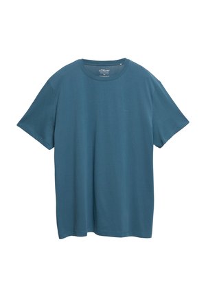 Prosty niebieski t-shirt z krótkim rękawem i okrągłym dekoltem, z małym haftowanym logo na piersi, ułożony płasko na białym tle.