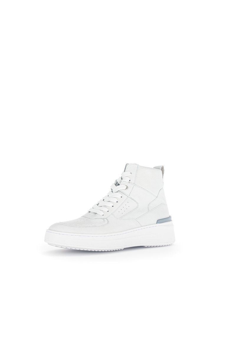 Baskets montantes blanches en cuir avec une texture lisse, dotées d'un design ton sur ton, d'un col rembourré et d'un accent bleu sur la semelle.