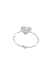 Anello in argento con una parte superiore a forma di cuore e superficie testurizzata. La fascia presenta due accenti sferici sui lati opposti.