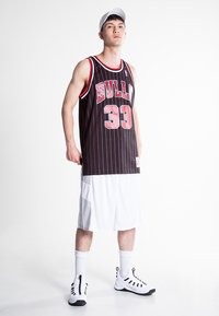 Mitchell & Ness NBA SWINGMAN CHICAGO BULLS 33 - Equipación de clubes - black/red