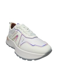 Weißer Sneaker mit einem Obermaterial aus glattem Leder, kontrastierenden irisierenden Akzenten, einer dicken Sohle und einer strukturierten grauen Gummibeschichtung.