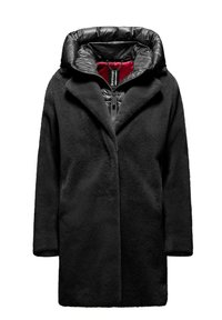 Cappotto nero con un'esterno morbido e strutturato; presenta un cappuccio imbottito e staccabile con una finitura lucida e una fodera interna rossa.