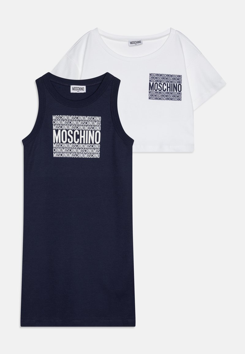 Dwa topy Moschino: jeden granatowy bezrękawnik z wyraźnym nadrukiem logo; drugi biały krótki T-shirt z granatowym akcentem logo na klatce piersiowej.