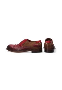 Rote und braune Lederschuhe mit runder Zehenform, Schnürdesign, kontrastierenden Wildlederpaneelen und sichtbaren Nähten. Flacher Holzhacke.