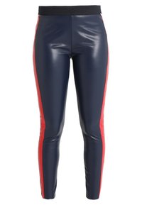 Granatowe legginsy z imitacji skóry o slim fit, z czerwonymi paskami po bokach i czarnym elastycznym pasem. Gładka tekstura, elegancki design.