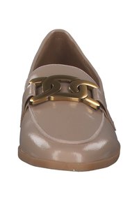 Mocasin de charol beige con punta redonda y un acento de cadena dorada en la parte frontal. Textura suave y suela plana y ligera.