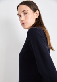 GANT DRESS - Abito in maglia - evening blue