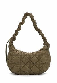 Sac à main matelassé vert olive avec une anse froncée, présentant une forme arrondie et un motif en diamant. Comprend un détail en chaîne argentée sur la bandoulière.