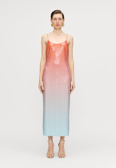 Pale rosa zu blauen Ombre-Midikleid mit dünnen Spaghetti-Trägern und schimmernder Textur, mit gerader Silhouette und minimalistischen Akzenten.
