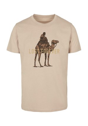 Beżowa bawełniana koszulka z nadrukiem osoby jadącej na wielbłądzie z boomboxem, wraz z napisem "ZAGUBIONY NA ZAWSZE" w kolorze złotym.