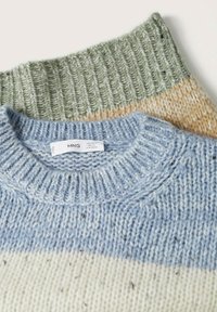 Deux pulls en maille pliés, l'un avec des rayures vertes et beige, l'autre avec des rayures bleues et crème, montrant des cols côtelés et la texture du tissu.
