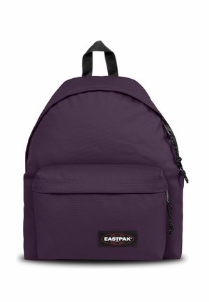Fioletowy plecak Eastpak z przednią kieszenią na zamek i czarną pętlą do trzymania na białym tle.