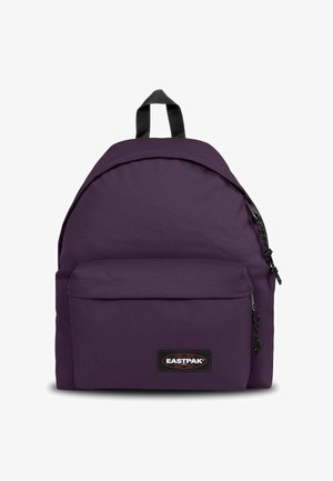 Sac à dos Eastpak violet avec poche zippée à l'avant et poignée noire sur fond blanc.