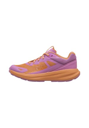 Zapatilla de running en rosa y naranja con parte superior de malla, suela acolchada y diseño con cordones mostrada de perfil sobre fondo blanco.
