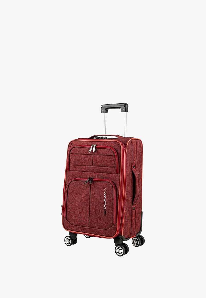 Maleta roja con ruedas, tela texturizada, asa retráctil, dos bolsillos con cremallera y cuatro ruedas multidireccionales para facilitar la movilidad.