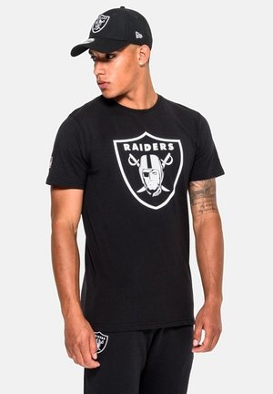 Zwarte t-shirt met korte mouwen, met een opvallend wit Raiders-logo en schildontwerp op de voorkant, gemaakt van katoen.